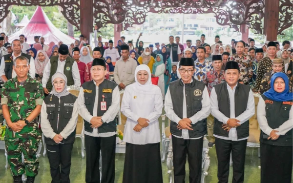 Thumbnail Berita - Gubernur Khofifah Salurkan Bantuan Rp6,37 Miliar di Pamekasan, Jurus Jitu Tekan Angka Kemiskinan
