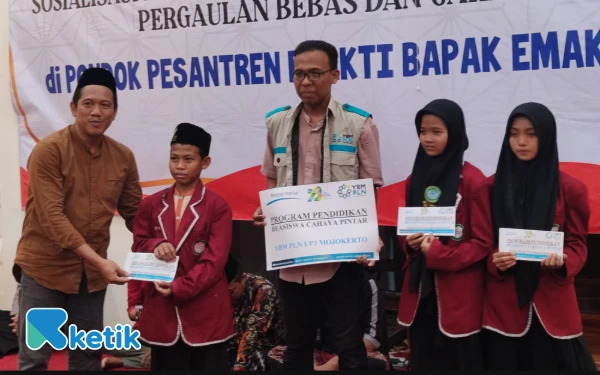 Foto Tiga orang santri Ponpes Bhakti Bapak Emak (BBE) menerima beasiswa cahaya pintar dari PLN saat sosialisasi bahaya narkoba, perundungan dan pergaulan bebas di Ponpes BBE Bereng, Jombang, Minggu 15 Juni 2025 malam. (Foto: Syaiful Arif/ketik)
