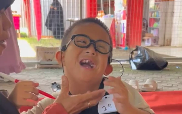 Foto Salah satu peserta yang nampak ceria mengikuti lomba mewarnai. (Istimewa)