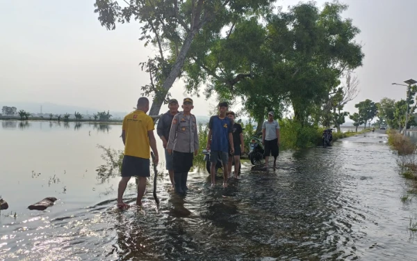 Thumbnail Berita - Polres Tuban Turun Tangan Atasi Banjir Plumpang, Kawal Pembukaan Waduk Twist Avur