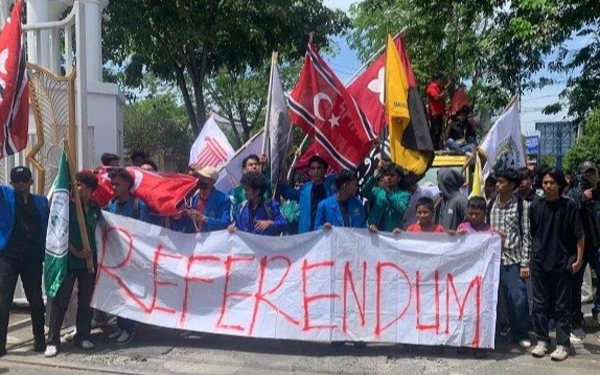 Thumbnail Berita - 4 Pulau Diklaim Sumut, Ratusan Warga Aceh Gelar Aksi Tenteng Spanduk Referendum