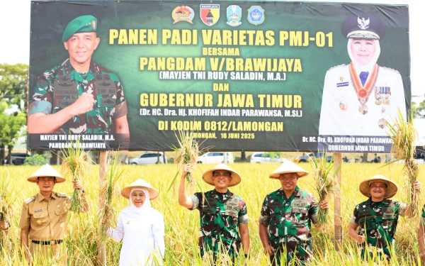 Thumbnail Berita - Khofifah Terpukau Kampung Pangan Ala TNI di Lamongan, Perkuat Ketahanan Pangan Jatim