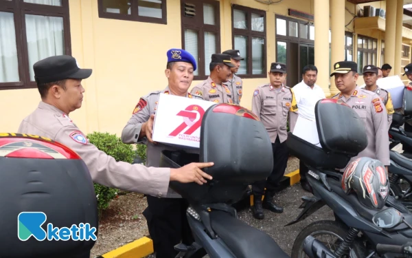Thumbnail Berita - Peduli Sosial, Polres Abdya Bagikan Ratusan Paket Bansos untuk Warga