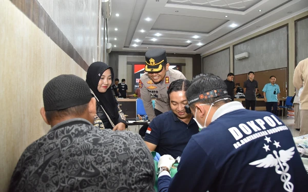 Thumbnail Berita - Sentuhan Kemanusiaan dari Polres Bondowoso: Warga Antusias Ikuti Pemeriksaan Kesehatan dan Khitan Gratis
