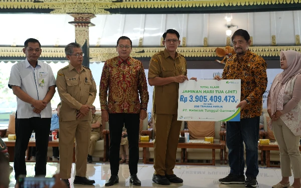 Foto Total dana JHT yang diserahkan kepada karyawan ter-PHK sebesar Rp3,9 miliar, dengan besarnya kisaran masing-masing tenaga kerja tergantung dari masa kerja karyawan yang bersangkutan. (Foto: Prokopim Sleman/Ketik)