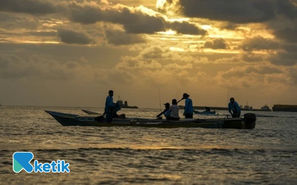 Foto Peserta Obi Fishing Tournament 2025 memancing ikan di perairan sekitar operasional Harita Nickel di Desa Kawasi, dari muara sungai Akelamo hingga sekitaran pulau Mala-Mala. (Foto: Humas Harita Nickel For Ketik.co.id)