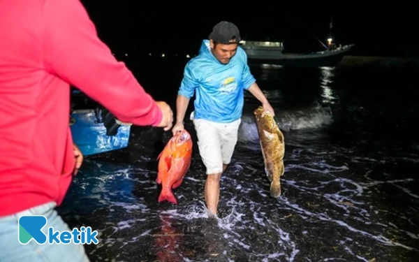 Foto Peserta membawa ikan hasil tangkapannya menuju pos timbang untuk dicatatkan panitia. (Foto: Humas Harita Nickel For Ketik.co.id)