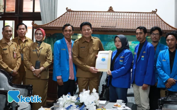Foto Bupati Sidoarjo Subandi, Ketua PMII Sidoarjo Putri Maulidina, bersama para pejabat dan mahasiswa PMII saat beraudiensi di Pendopo Delta Wibawa pada Senin (16 Juni 2025). (Foto: Kominfo Sidoarjo)
