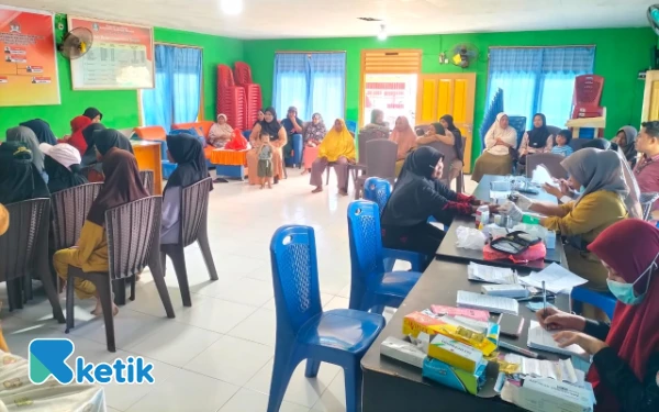 Foto Pemeriksaan kesehatan gratis bagi warga Sambiki oleh Puskesmas Laiwui Obi dan Pustu Sambiki di Kantor Desa Sambiki Senin 16 Juni 2025 (Foto: Khaerunisa For Ketik.co.id)