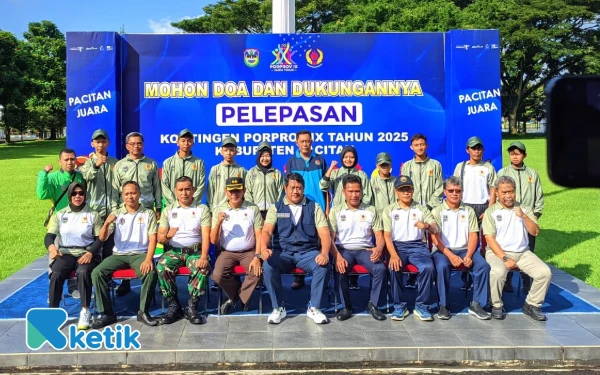 Foto Sejumlah pejabat kabupaten berfoto bersama di Halaman Pendopo usai dilakukan simbolis pelepasan para atlet. (Foto: Al Ahmadi/Ketik)