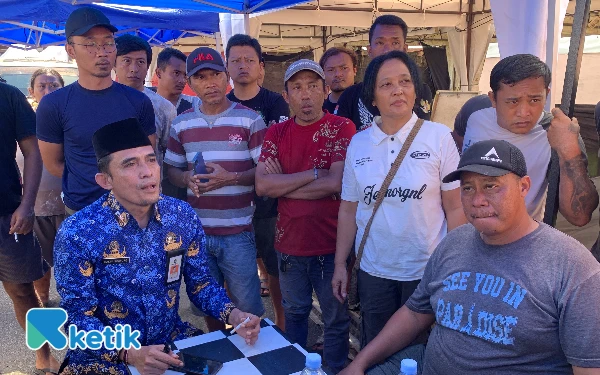 Thumbnail Berita - Pemkot Blitar Akhirnya Gratiskan Stand PKL Bazar Jadoel 2025, Pedagang: “Wong Cilik Iso Gumuyu”