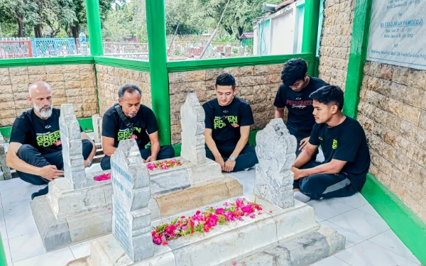 Thumbnail Berita - Pelatih dan Pemain Ziarah ke Makam Pendiri Klub Jelang HUT ke-98 Persebaya