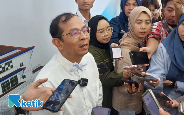 Foto Rektor baru Unair periode 2025-2030 Dr Muhammad Madyan saat ditemui usai pelantikan. (Foto: Husni Habib/Ketik)
