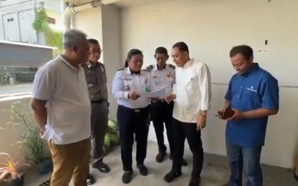 Thumbnail Berita - Sidak Parkir ke RS Soewandhie, Eri Cahyadi Minta Tata Ulang Parkir di Tepi Jalan