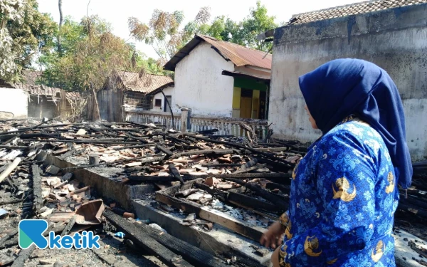 Foto Wabup Situbondo ketika melihat puing-puing rumah yang kebakaran, Selasa 17 Juli 2025 (Foto : Adinda Octaviani / ketik)