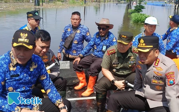 Foto Bupati Sidoarjo Subandi, Kapolresta Sidoarjo Kombespol Christian Tobing, serta Dandim Sidoarjo Letkol Dedyk Wahyuu Widodo  dan Plt Kepala BPBD Sidoarjo Sabino Mariano naik perahu mengecek kondisi banjir di Porong. (Foto: BPBD Sidoarjo).