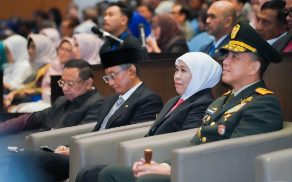Thumbnail Berita - Rektor Unair 2025-2030 Resmi Dilantik, Gubernur Khofifah Optimistis Jadi Kampus Berdampak Global