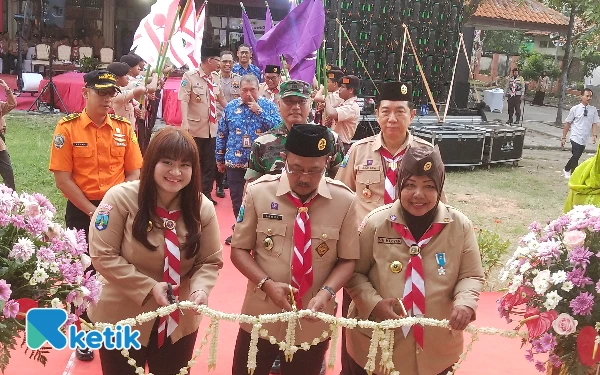 Foto Pemotongan pita oleh Ka Kwarcab Surabaya Kak Armuji, bersama Kak Siti Mariyam dan Kak Herlina.(foto : Sutejo/ketik)