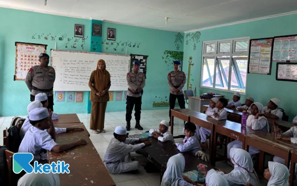 Foto Personel Ditpolairud Polda Aceh memberikan pemahaman kepada para siswa mengenai berbagai hal yang berkaitan dengan kehidupan di wilayah pesisir dan perairan di SDN 41 Banda Aceh (Foto/Helman/Ketik)