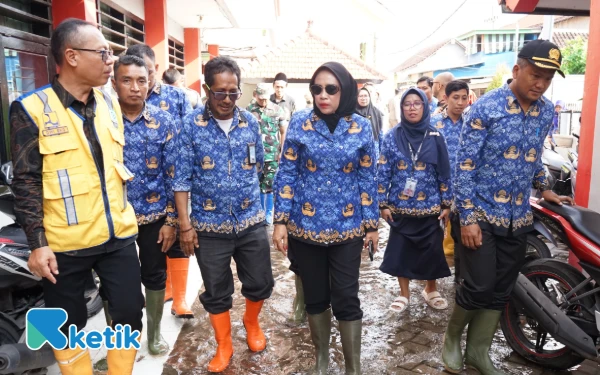 Foto Wakil Bupati Mimik Idayana bersama Kepala Dinas PU BM SDA Dwi Eko Saptono melihat kondisi banjir di SMPN 2 Tanggulangin. (Foto: Kominfo Sidoarjo)