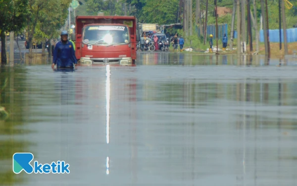 Foto Kondisi Jalan Raya Porong yang kebanjiran sejak Senin malam sampai Selasa siang (16-17 Juni 2025). (Foto: Fathur Roziq/Ketik.co.id)