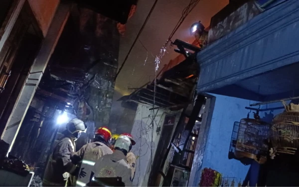 Thumbnail Berita - Empat Rumah Semi Permanen di Jalan Kalimas Baru III Surabaya Terbakar