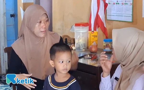 Thumbnail Berita - Viral Alami KDRT oleh Suami, Warga Sambikerep Surabaya Didatangi Camat