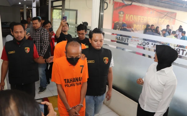 Thumbnail Berita - Polres Tuban Gerebek Grup Gay Facebook, 2 Pria Diamankan, Alasannya Bikin Tercengang!