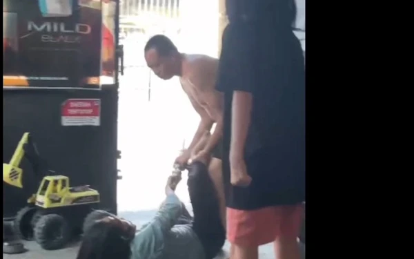 Thumbnail Berita - Nggak Tahan Ibu Jadi Korban Bertahun-tahun, Anak Videokan Ayahnya KDRT di Sambikerep Surabaya