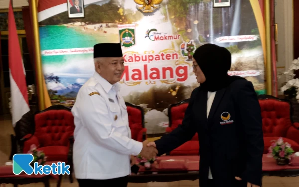 Foto Bupati Malang Sanusi ketika bersalaman dengan Ketua DPD NasDem Kabupaten Malang Hj Jajuk Rendra Kresna. (Foto: Binar Gumilang/Ketika)