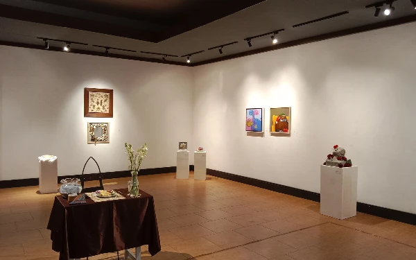 Foto Suasana di dalam Galeri Raos Batu yang menampilkan beberapa karya 2D dan 3D yang terpampang indah (Dok.IlhamMaulana P.) 18/06/2025