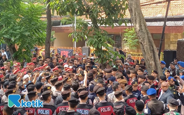 Thumbnail Berita - Proses Eksekusi Rumah di Jalan Dr Soetomo Surabaya Diwarnai Aksi Saling Dorong antara Polisi dan Ormas