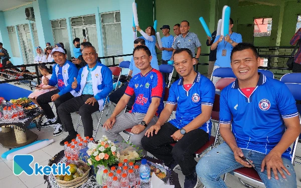 Foto H Arifin (kedua dari kanan) bersama perangkat daerah dan KONI Kota Malang saat menyaksikan pertandingan sepak bola Porprov IX Jatim 2025. (Foto: Naufal/Ketik)
