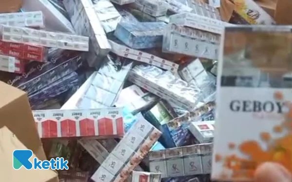 Foto Diduga rokok Ilegal yang dibawa mobil truk yang terlibat lakalantas, Rabu, 18 Juni 2025(Foto: Mat Jusi/Ketik).