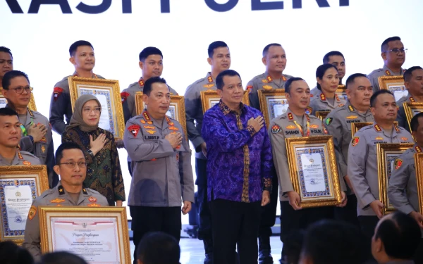 Foto Para penerima penghargaan berfoto bersama kapolri Jendral Listyo Sigit Prabowo Foto : humas polres mojokerto kota