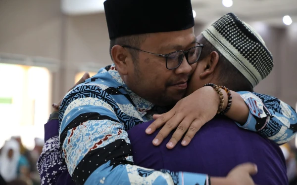 Thumbnail Berita - Wakil Bupati Sampang Sambut 379 Jemaah Haji Kloter 26 di Asrama Haji Sukolilo