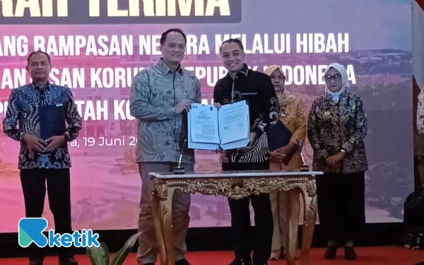 Thumbnail Berita - Terima Hibah Aset Rampasan KPK, Eri Cahyadi Komitmen Pemanfaatan untuk Masyarakat