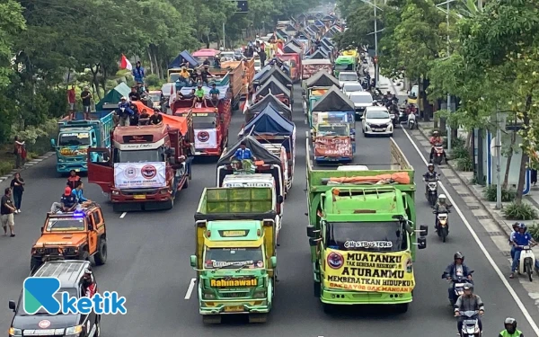 Thumbnail Berita - Ribuan Sopir Truk Gruduk Kantor Gubernur Jatim, Lalu Lintas di Surabaya Lumpuh