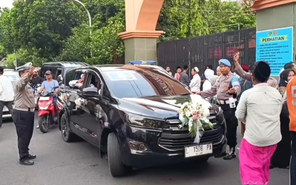 Thumbnail Berita - Unik! Mobil Hias Berjajar Jemput Jemaah Haji Asal Sampang