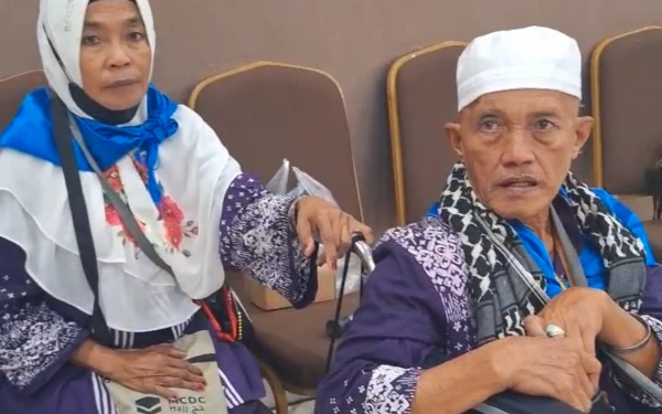 Thumbnail Berita - Sisihkan Uang Hasil Jual Gorengan, Nurul Tak Sangka Mimpi Berhaji Bersama Suami Terwujud
