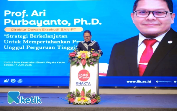 Foto Direktur Eksekutif BAN-PT, Prof. Ari Purbayanto saat memberikan predikat Akreditasi Unggul kepada IIK Bhakta, Selasa 17 Juni 2025. (IIK Bhakta for Ketik).