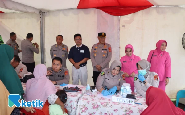 Foto Wakapolda Aceh Brigjen Pol. Ari Wahyu Widodo saat memantau pelaksanaan Baksos dan bakkes  di Komplek Buddha Tzu Chi Desa Neuheun, Kecamatan Masjid Raya, Aceh Besar (Foto/Helman/Ketik)