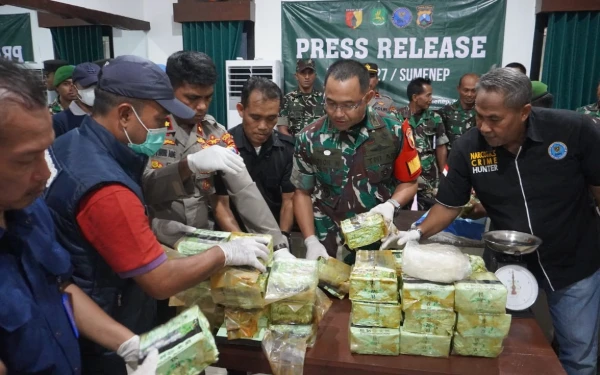 Thumbnail Berita - Polda Jatim Buru Pemilik 52 Kg Sabu-Sabu di Perairan Masalembu Sumenep