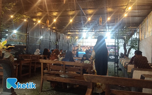 Thumbnail Berita - Cafe Gus - Que, Perpaduan Kopi, Kuliner dan Hiburan di Eks Kantor Tua Jadi Primadona Warga Sampang