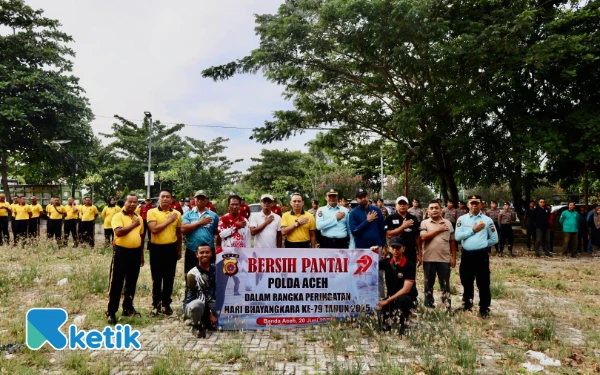 Foto Polda Aceh menggelar aksi bersih-bersih pantai di kawasan Ulee Lheue, Kota Banda Aceh, Jumat, 20 Juni 2025 (Foto/Helman/Ketik)