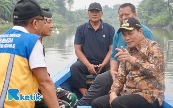 Foto Bupati Subandi naik perahu menyusuri Afvour Mbah Gepuk di kawasan Desa Balongdowo, Kecamatan Candi, pada Jumat (20 Juni 2025). (Foto: Kominfo Sidoarjo)