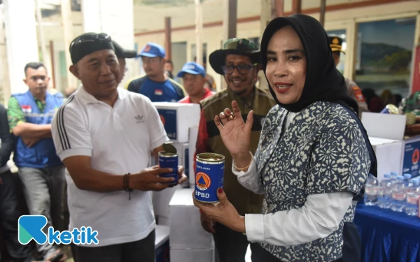 Foto Wabup Mimik Idayana menyerahkan tambahan makanan dari BPBD Sidoarjo kepada pengungsi. (Foto: Kominfo Sidoarjo)