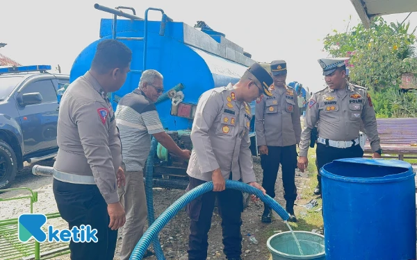 Thumbnail Berita - Momen Hari Bhayangkara, Polres Aceh Utara Salurkan Air Bersih Gratis untuk Warga Pesisir