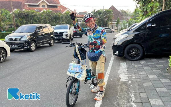 Thumbnail Berita - Di Usia 77 Tahun, Eyang Mujiono Gowes Ratusan Kilometer Jelajahi Nusantara