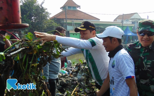 Thumbnail Berita - Bersih-Bersih Sampah Sungai, Bupati Subandi Bersama Dandim Tak Mau Pakai Sarung Tangan